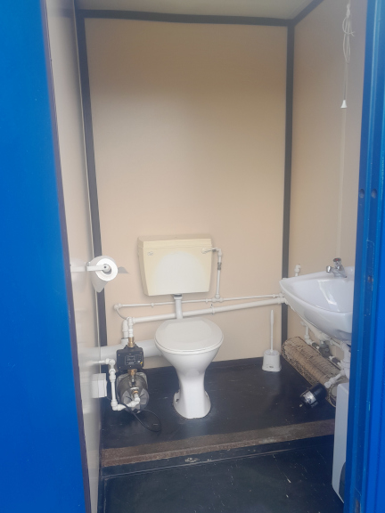 A 26 x 10ft Static Welfare Unit in Ex-Hire Fleet condition, located in Glasgow